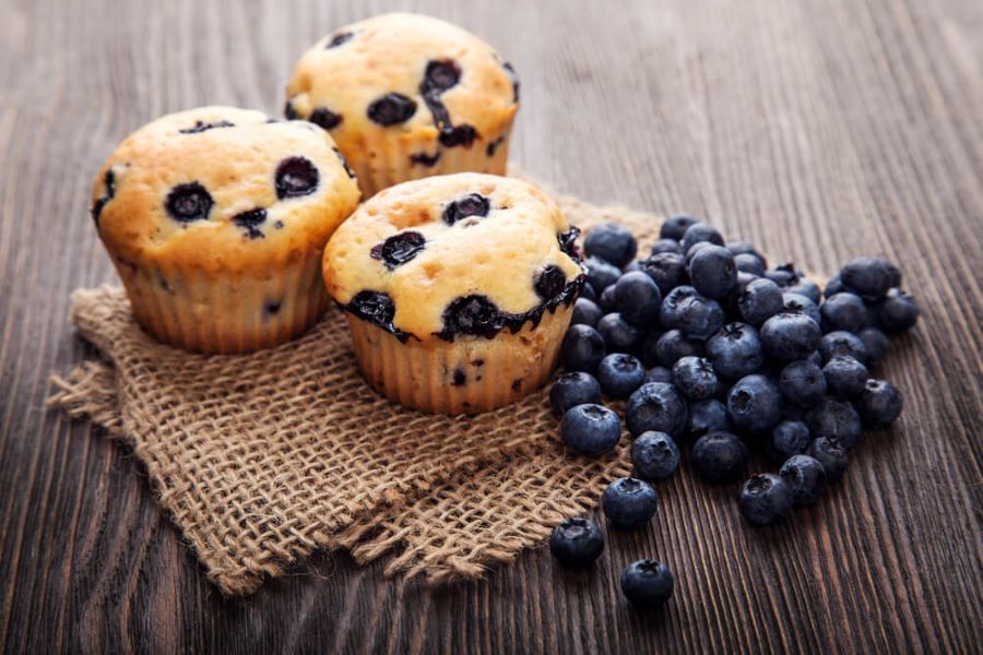 Bánh Muffin thơm, có kết cấu mềm nhưng hơi đặc và không nở xốp như bánh bông lan