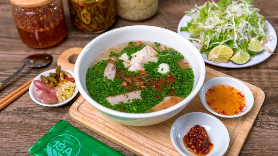 Bánh canh hẹ - đặc sản Phú Yên khiến bất cứ thực khách nào cũng phải say lòng