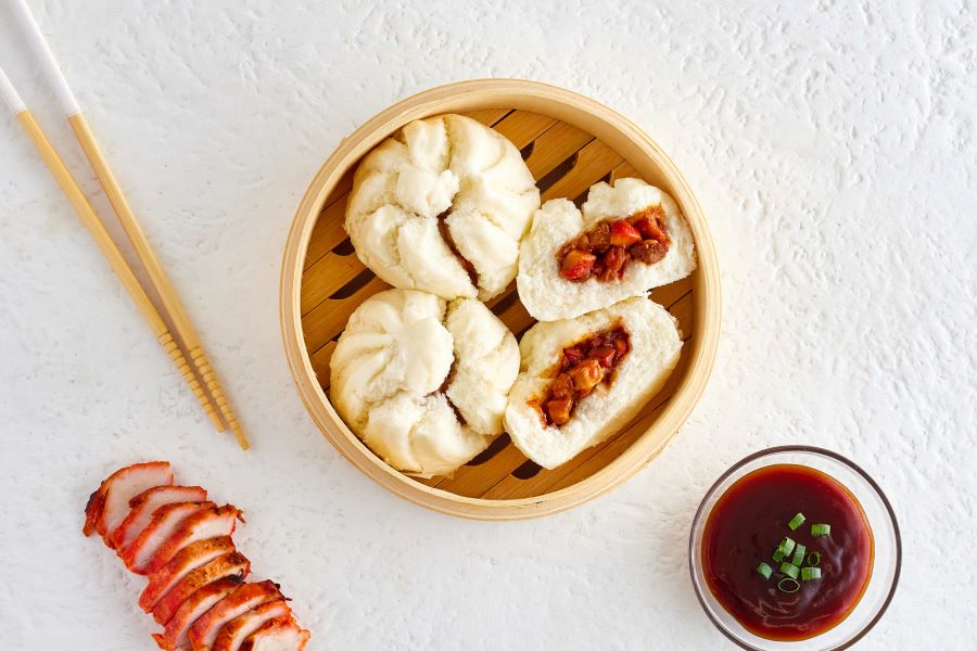 Bánh bao xá xíu với phần nhân làm từ thịt xá xíu đã tẩm ướp kỹ lưỡng với các loại gia vị và nước sốt truyền thống