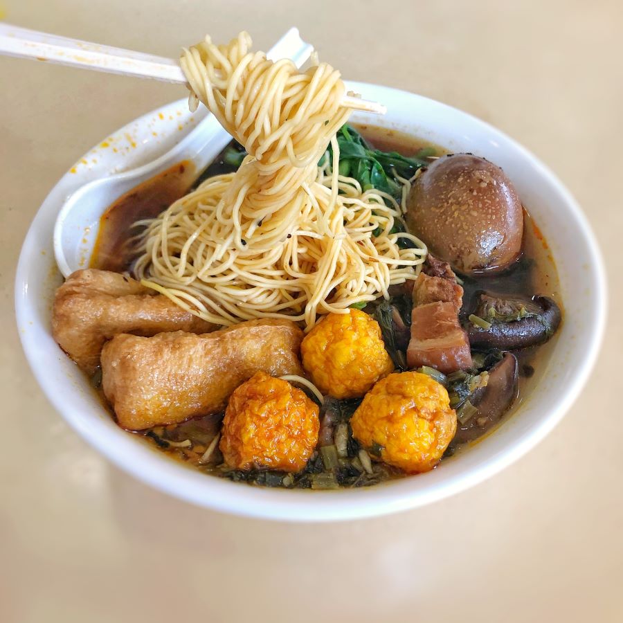 Mì xe kéo của người dân xứ Cảng Thơm thường được phục vụ ăn kèm với nhiều loại topping hấp dẫn như da heo, cá viên, thịt thăn và cà rốt,... 