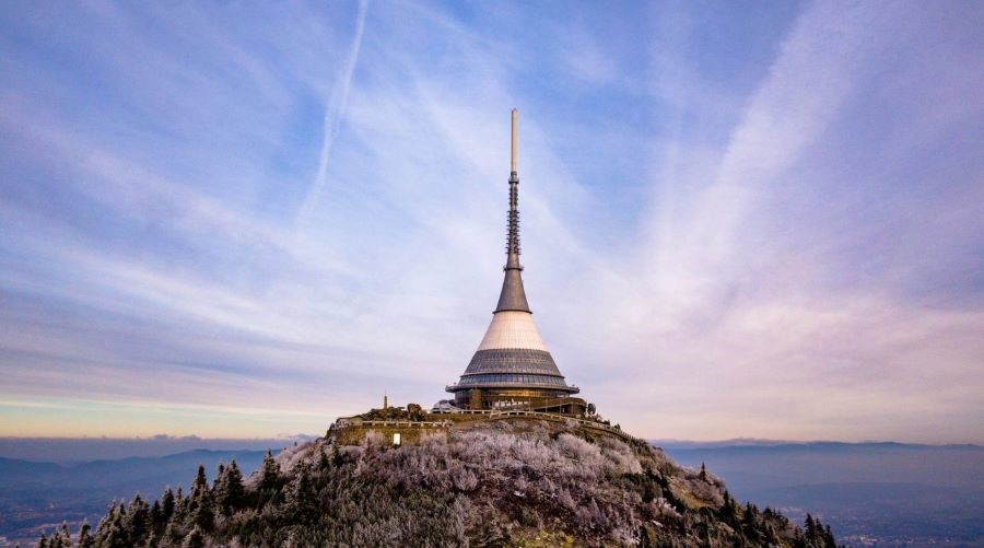 Tháp Ještěd là một trong những thắng cảnh nổi tiếng nhất của thành phố Liberec