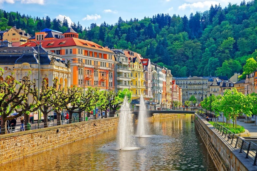 Karlovy Vary sở hữu vẻ đẹp kiến trúc không hề kém cạnh bất cứ thành phố nào