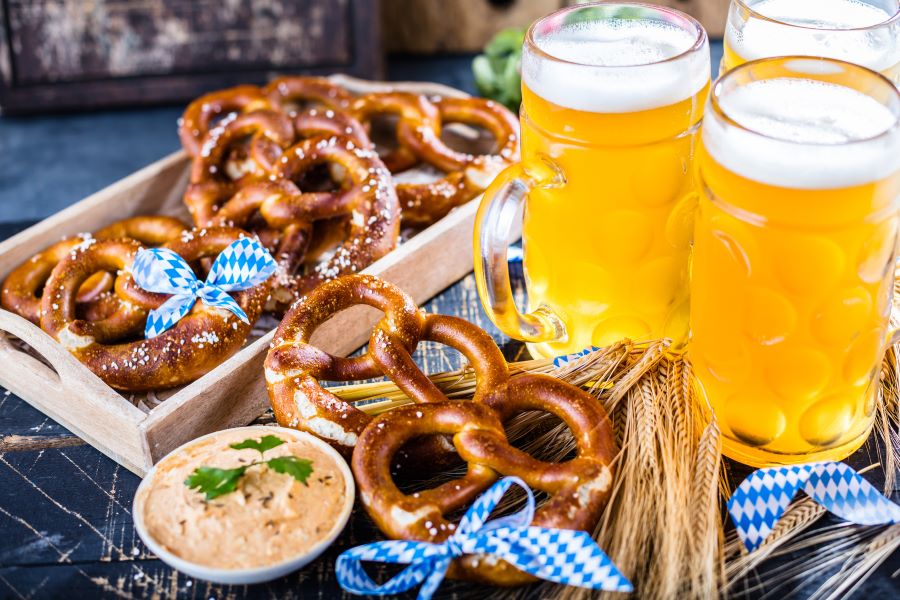 Brezel được làm từ bơ và mè còn được gọi vui là bánh mì “cạ cứng” của bia Đức