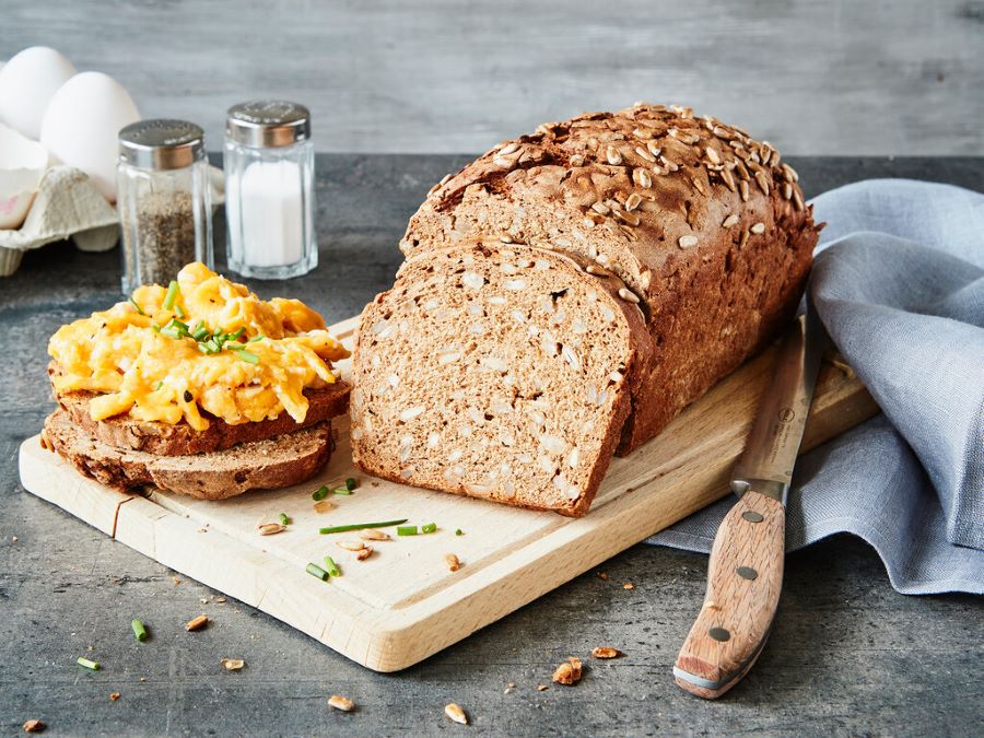 Bánh mì Vollkornbrot được làm từ ngũ cốc nguyên hạt do đó cực kỳ tốt cho sức khỏe người dùng