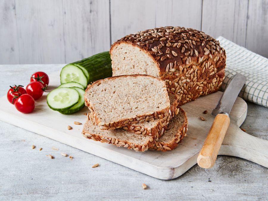 Trên mỗi ổ bánh mì Sonnenblumenbrot đều có phủ một lớp hạt hướng dương giòn giòn mặn mặn 