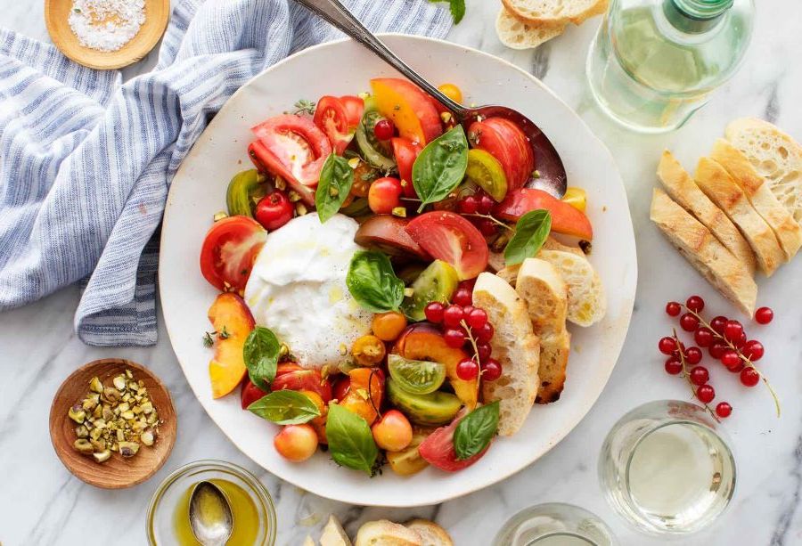 Burrata là một loại phô mai thủ công nổi tiếng bắt nguồn từ vùng Puglia ở khu vực miền Nam nước Ý