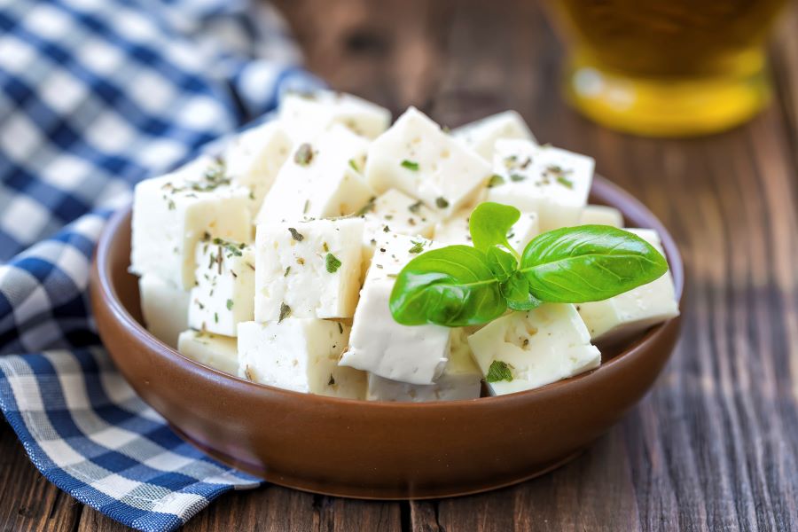 Feta là một trong những loại phô mai nổi tiếng nhất và được ưa chuộng nhất tại đất nước Hy Lạp