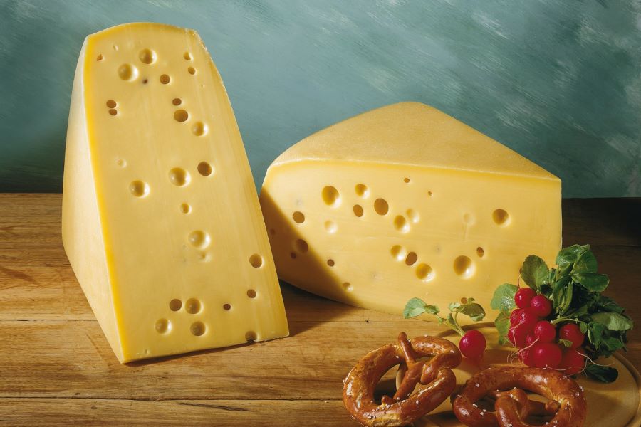 Emmentaler là một loại phô mai nổi tiếng có nguồn gốc từ đất nước Thụy Sĩ