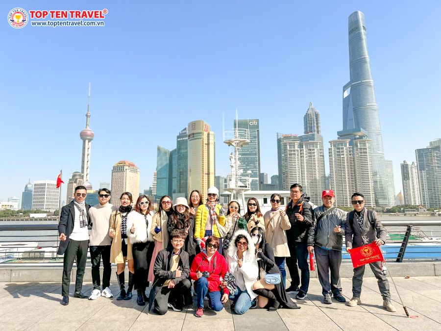 Đoàn khách Top Ten Travel tham quan và chụp ảnh trong Tour Trung Quốc: Bắc Kinh - Hàng Châu - Ô Trấn - Thượng Hải