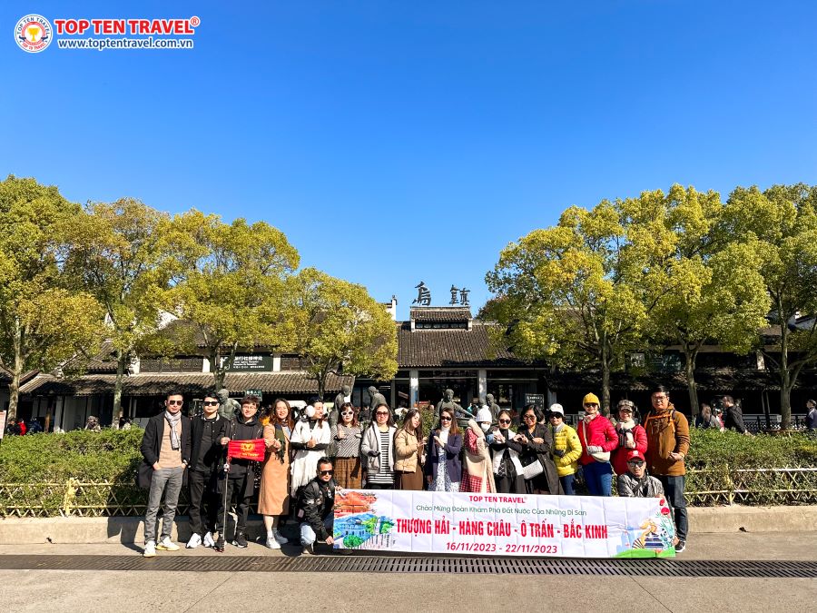 Đoàn khách Top Ten Travel tham quan và chụp ảnh trong Tour Trung Quốc: Bắc Kinh - Hàng Châu - Ô Trấn - Thượng Hải