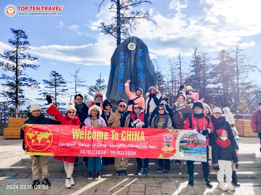 Đoàn khách Top Ten Travel tham quan và chụp ảnh trong Tour du lịch Trung Quốc: Côn Minh - Đại Lý - Lệ Giang - Shangrila