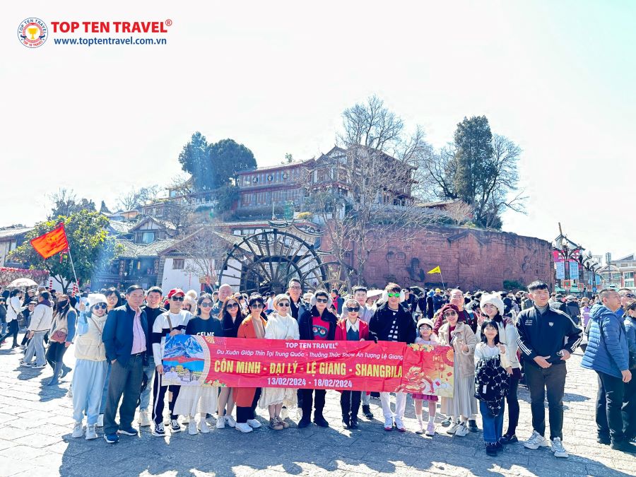 Đoàn khách Top Ten Travel tham quan và chụp ảnh trong Tour du lịch Trung Quốc: Côn Minh - Đại Lý - Lệ Giang - Shangrila