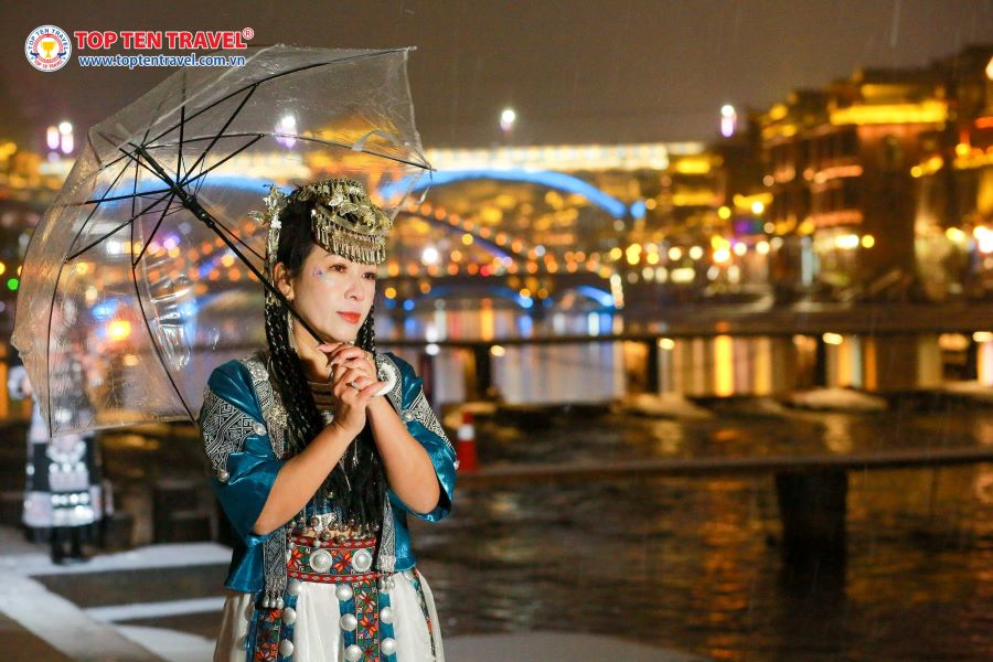 Khách yêu của nhà Top Ten Travel thả dáng như nàng thơ tại Phượng Hoàng Cổ Trấn về đêm 