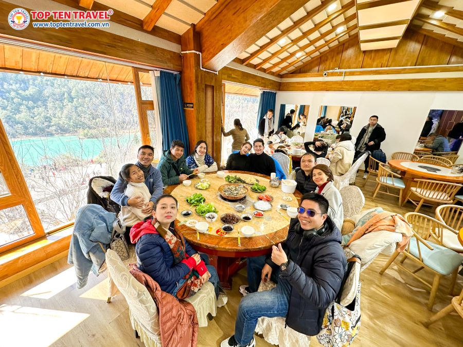 Đoàn khách tại nhà Top Ten Travel thưởng thức bữa ăn hấp dẫn trong Tour Du Lịch Trung Quốc