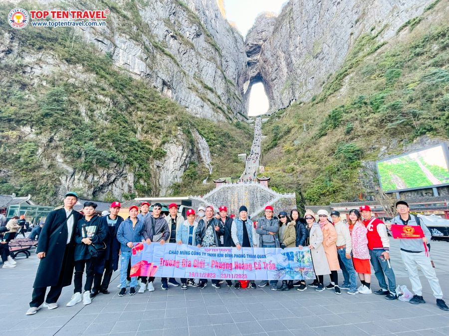 Đoàn khách Top Ten Travel tham quan và chụp ảnh trong Tour Trung Quốc: Trương Gia Giới - Phượng Hoàng Cổ Trấn