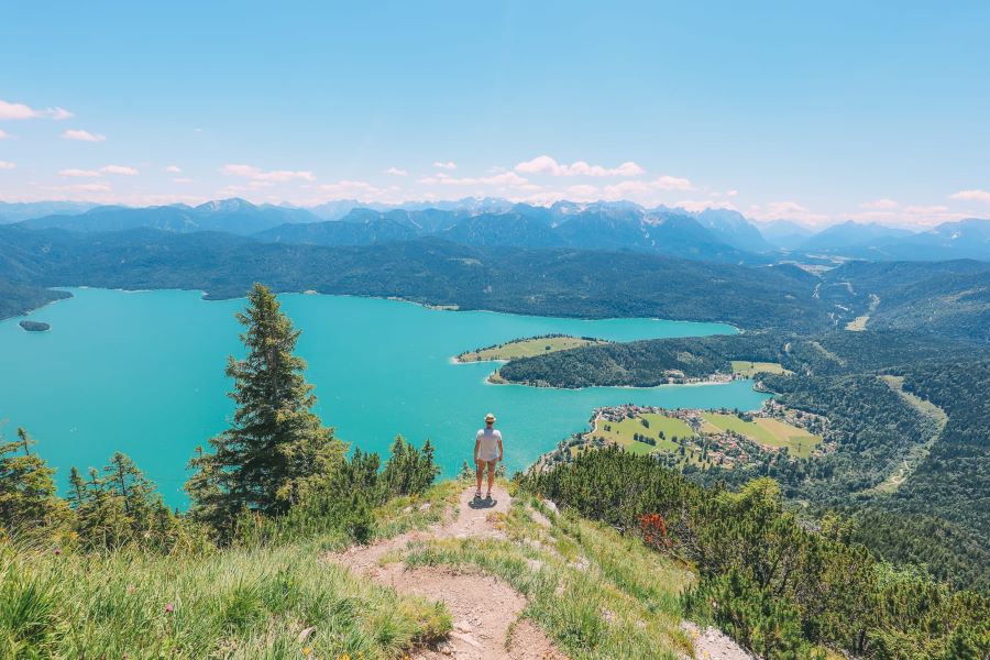 Hồ Walchensee với làn nước trong vắt một màu, phủ xanh cả một góc trời đã làm mê mẩn trái tim của biết bao du khách 