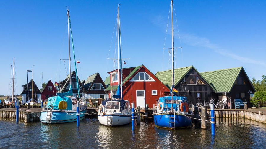 Làng Ahrenshoop nổi bật với những ngôi nhà mái tranh giản dị đầy mê hoặc nằm dọc theo bờ biển 