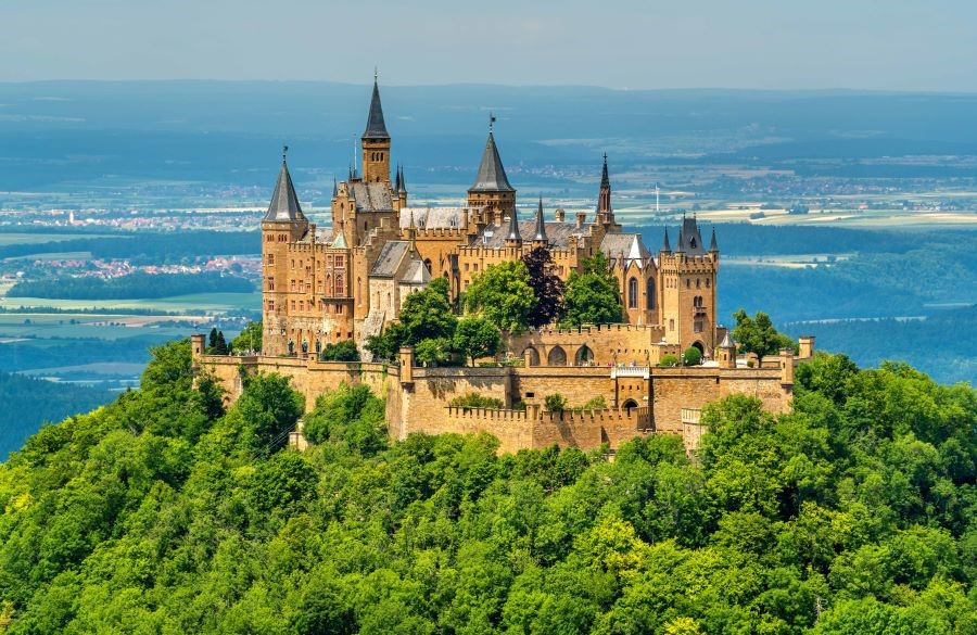 Lâu đài Burg Hohenzollern được xây dựng trên đỉnh núi Hohenzollern hùng vĩ