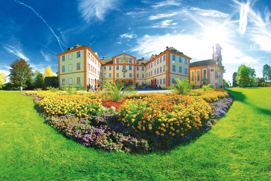 Đảo Mainau nổi tiếng sở hữu những vườn hoa vô cùng tươi đẹp, nở rộ quanh năm 