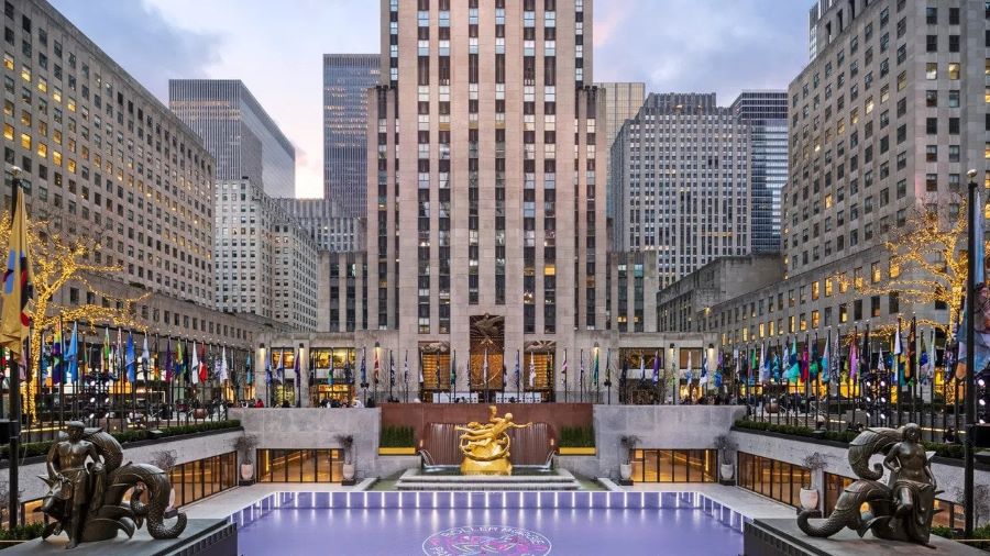 Trên đại lộ Fifth sôi động, Rockefeller Center sừng sững uy nghi như một viên ngọc quý giữa lòng Manhattan