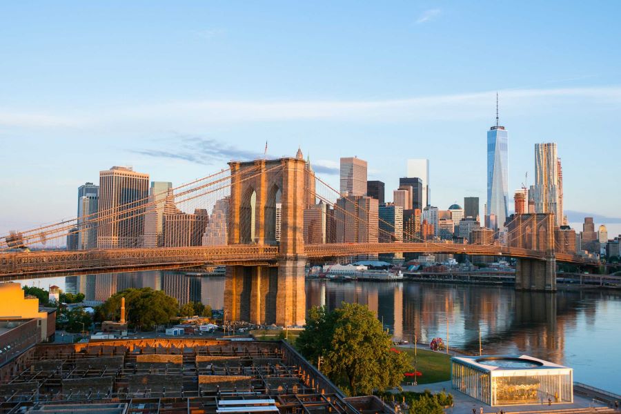 Cầu Brooklyn sừng sững bắc qua sông East River, nối liền hai khu vực Manhattan và Brooklyn nhộn nhịp