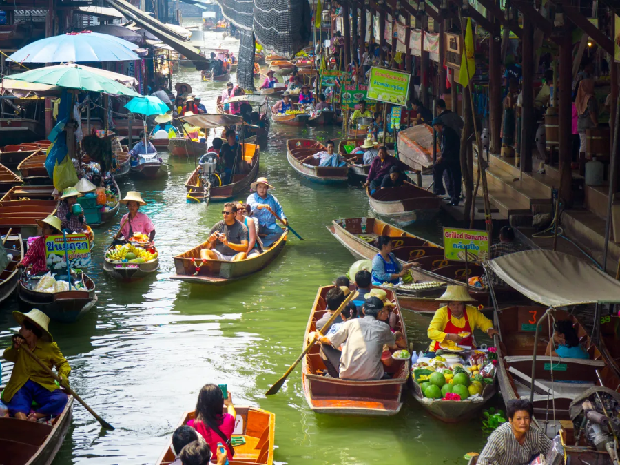 Damnoen Saduak ẩn mình trong bức tranh thanh bình của những kênh rạch chằng chịt thuộc huyện Damnoen Saduak, tỉnh Ratchaburi