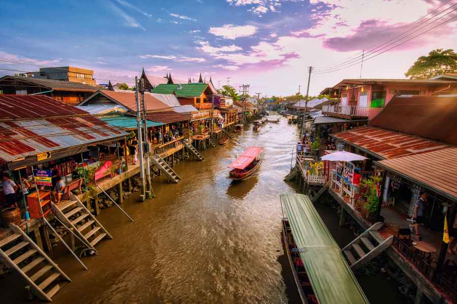Chợ nổi Amphawa không chỉ sở hữu nét đẹp cổ kính, mà còn bởi sự bình yên, thơ mộng hiếm có