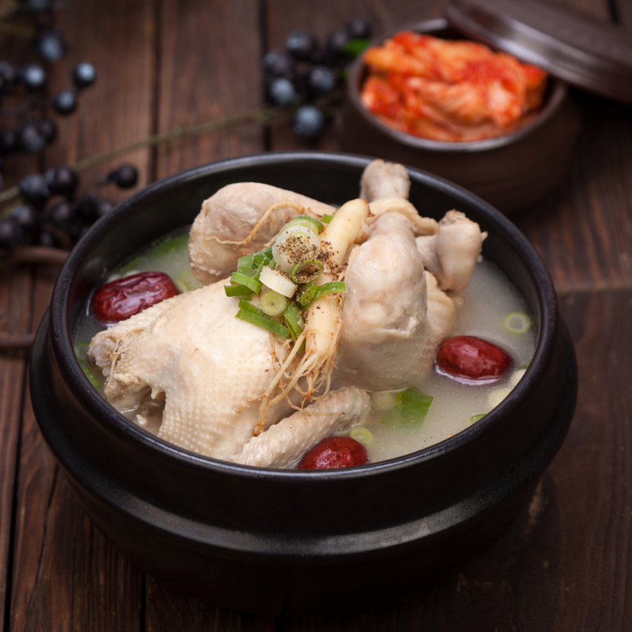 Món ăn này thường được ăn kèm với kimchi và các loại panchan (món ăn phụ Hàn Quốc)