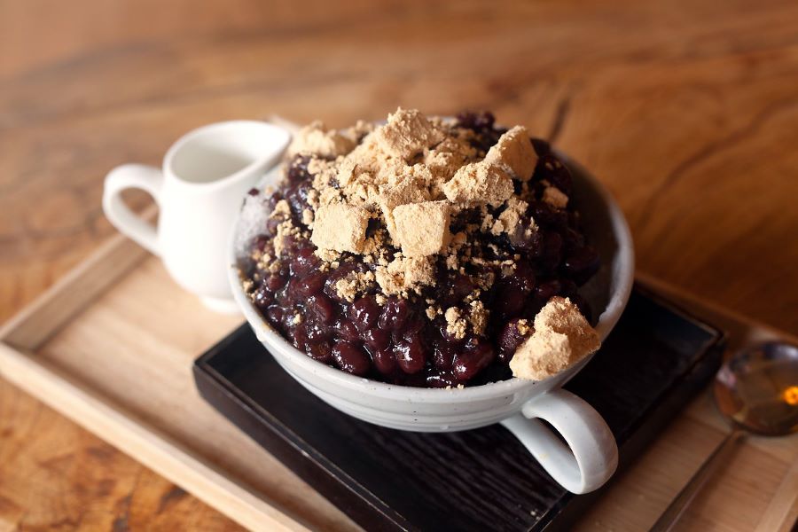 Vị mát lạnh của đá bào quyện cùng vị ngọt bùi của đậu đỏ, thêm chút béo ngậy của sữa và topping trái cây tươi ngon