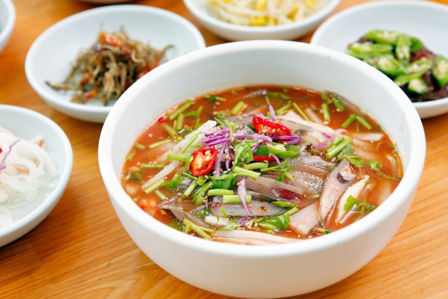 Món ăn này thường được ăn kèm cùng dưa chuột, cà chua, rong biển,... để giúp cân bằng tạo nên sự hài hòa trong từng muỗng súp