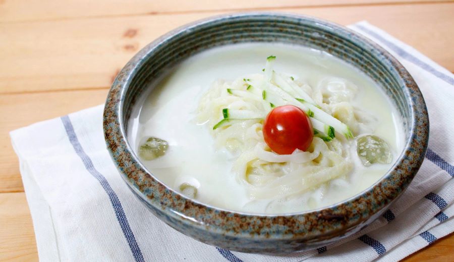 Không gì tuyệt vời hơn là thưởng thức một tô súp đậu nành lạnh thanh mát vào ngày hè của Hàn Quốc