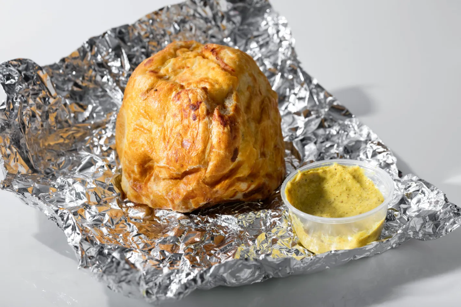 Bánh Knish, một đặc sản của ẩm thực đường phố New York, là một chiếc bánh nhỏ có vỏ giòn tan, bên trong là nhân bánh mềm mịn, thơm lừng