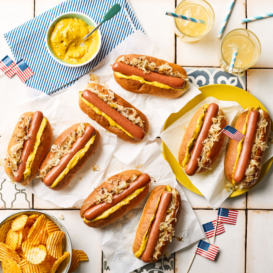 Hot dog, món ăn đường phố kinh điển của New York, là một trải nghiệm ẩm thực mà bạn không thể bỏ qua khi đến thăm thành phố này