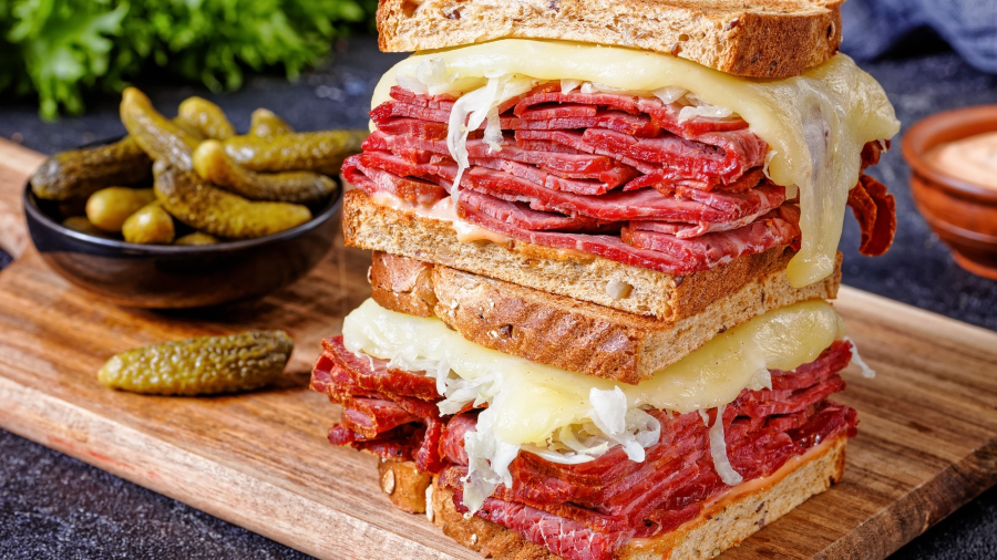 Pastrami on rye là sự kết hợp hoàn hảo giữa thịt pastrami xông khói mềm ngọt, bánh mì đen rye thơm lừng và những gia vị đặc trưng