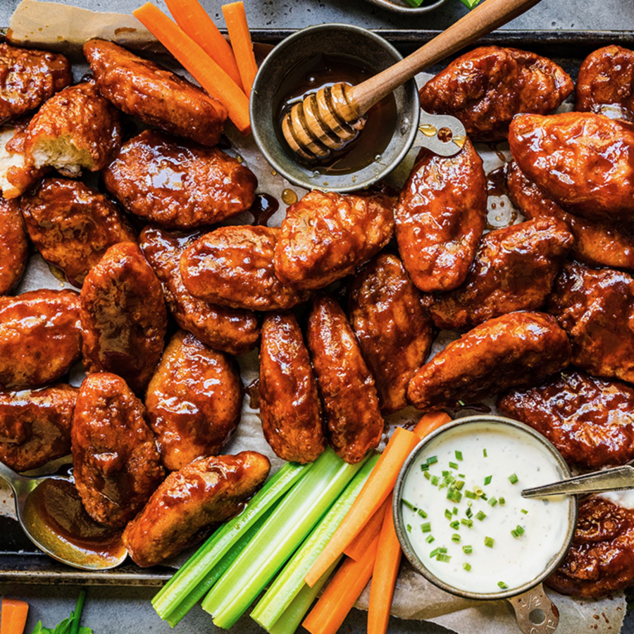 Cánh gà sốt cay Buffalo Wings, một biểu tượng ẩm thực của thành phố Buffalo, New York, đã chinh phục khẩu vị của biết bao thực khách trên toàn thế giới
