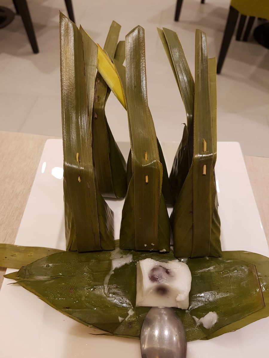 Khi cắn vào chiếc bánh, bạn sẽ cảm nhận được sự giòn tan của lớp vỏ, hòa quyện cùng vị béo ngậy, thơm lừng của nhân kem dừa