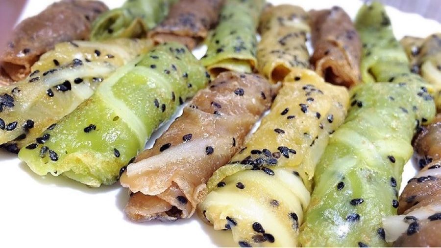 Nhắc đến những món ăn tráng miệng Thái Lan nổi tiếng thì làm sao có thể bỏ qua được món bánh xèo mè cuộn ngọt độc đáo và hấp dẫn này