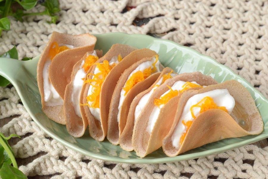 Bánh xèo Thái, hay còn gọi là Khanom Krok, sở hữu vẻ ngoài vô cùng bắt mắt với những chiếc bánh nhỏ nhắn, tròn xinh, được xếp gọn gàng trên đĩa