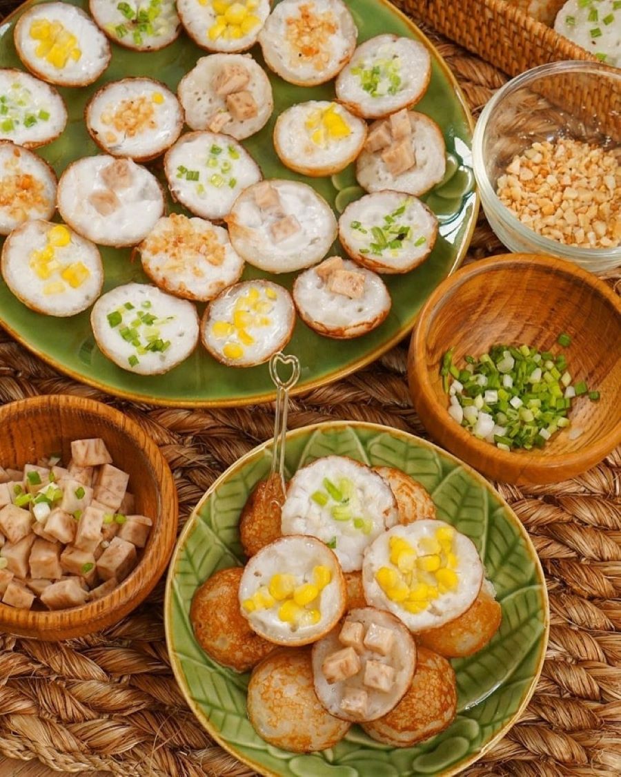 Bánh dừa nướng, hay còn gọi là Khanom Krok, là món bánh được làm từ bột gạo nếp, nước cốt dừa, đường thốt nốt và một ít muối