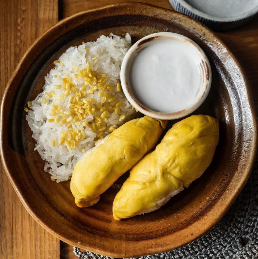 Vị béo của sầu riêng không hề gây ngán mà hòa quyện hoàn hảo với vị ngọt thanh của xôi, tạo nên sự cân bằng hoàn hảo cho món ăn