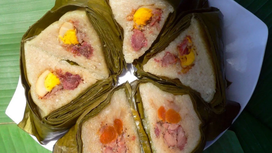 Món bánh miền Tây gói lá chuối này chinh phục thực khách bởi vị ngọt thanh tao hòa quyện cùng vị bùi béo của nhân, quyện trong lớp vỏ nếp dẻo thơm