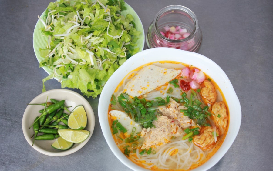 Bún chả cá là món ăn đặc sản Quy Nhơn níu chân du khách khi đặt chân đến miền Trung