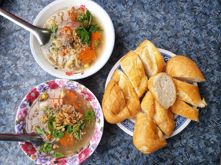 Bánh mì lagu, hay còn gọi là "Ragu", là món ăn quen thuộc trên các con phố ẩm thực Quy Nhơn