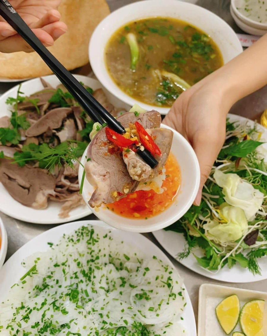 Nhắc đến món đặc sản Quy Nhơn, không thể không nhắc đến bánh hỏi cháo lòng