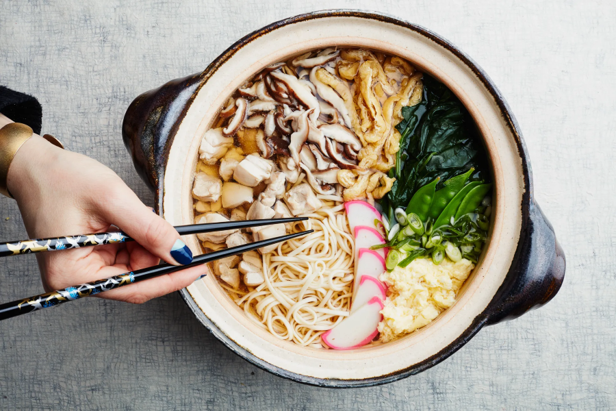 Udon nóng thường được ăn kèm với nước dùng nấu từ nước tương, dashi và rượu mirin, tạo nên hương vị thanh ngọt và thơm ngon