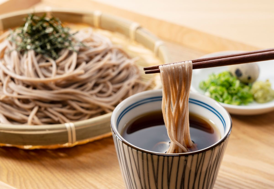 Soba - biểu tượng của ẩm thực Nhật Bản, sở hữu vẻ ngoài độc đáo với sắc nâu sậm hoặc xám tro