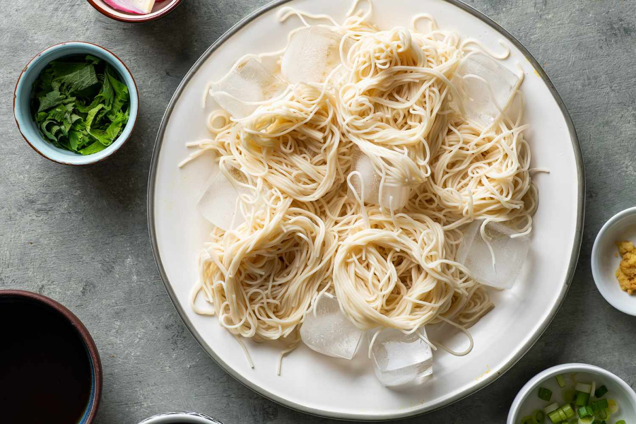 Vào những ngày hè nóng bức, thưởng thức một tô mì Somen mát lạnh sẽ đánh thức mọi giác quan