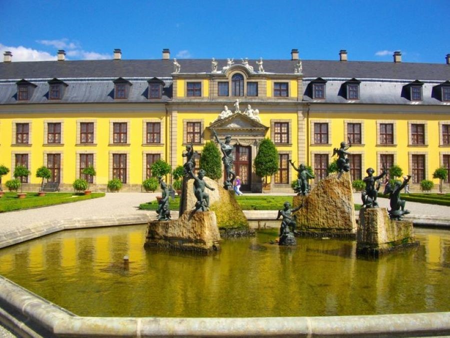 Cung điện Sanssouci khoác lên mình nét tinh tế đặc trưng của phong cách Rococo