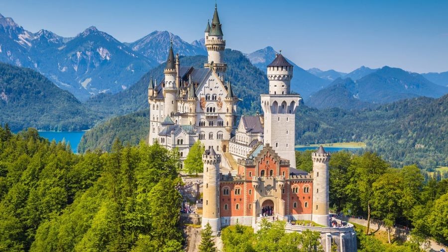 Lâu đài Neuschwanstein hiên ngang giữa núi non hùng vĩ của vùng Bavaria bạt ngàn