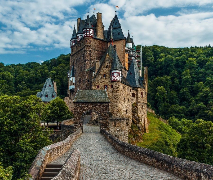 Những đỉnh tháp nhọn Gothic vô cùng độc đáo tại Lâu đài Burg Eltz